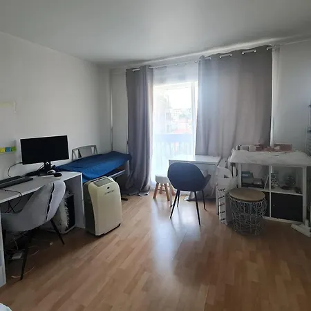 Luminous Studio_ Eiffel Tower View Apartment *