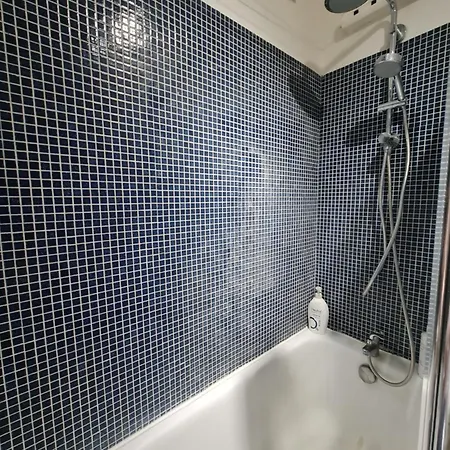 Luminous Studio_ Eiffel Tower View アパート パリ